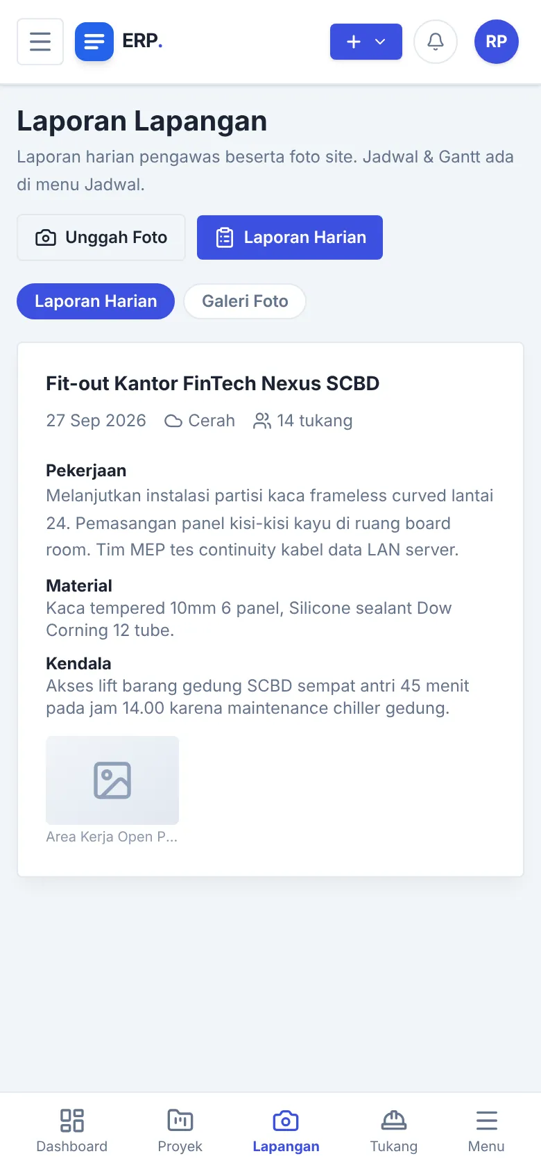 Tampilan ponsel halaman Laporan Lapangan dengan laporan harian dan navigasi bawah.
